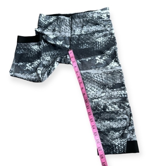 The North Face Motus II Capri Compression Tight Reptile Asphalt Gray, Medium - Picture 11 of 12